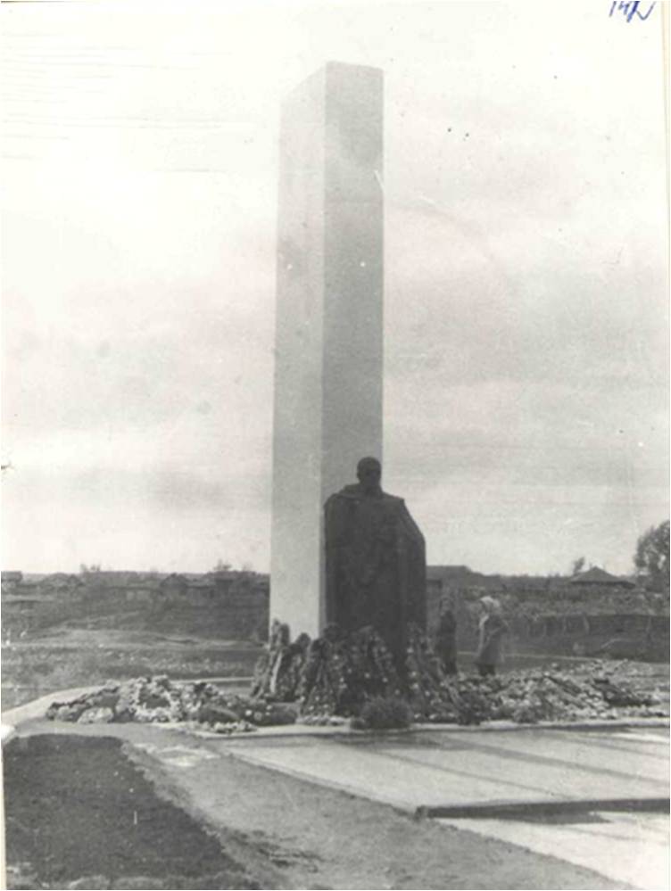 Памятник р.п. Сузун, 1969 г.jpg