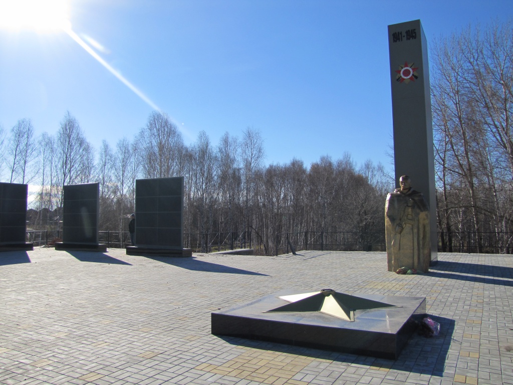 Памятник р.п. Сузун, 2014.jpg