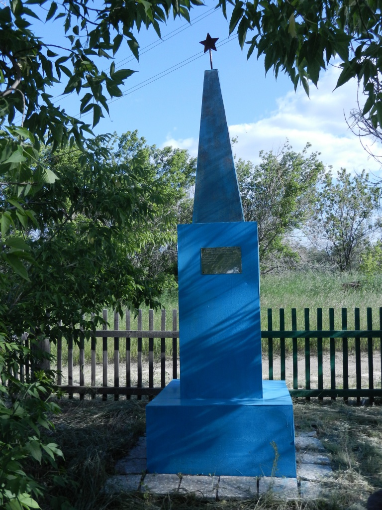 Памятник в с. Нижний Сузун, 2013 г.jpg