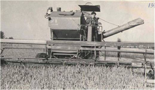 Комбайн на уборке пшеницы, 1976 г.jpg