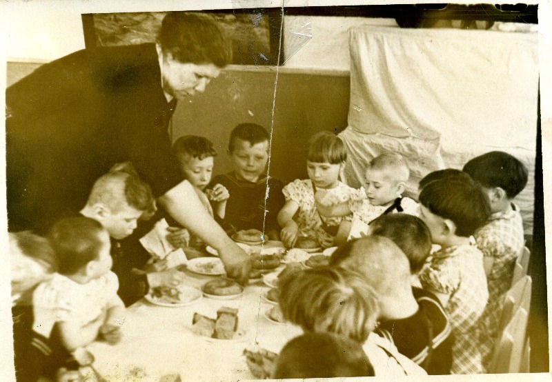 Детский дом с.В-Сузун. угощение детей за особым столом в день рождения. 1959 г.ОФ 1085-47.jpg