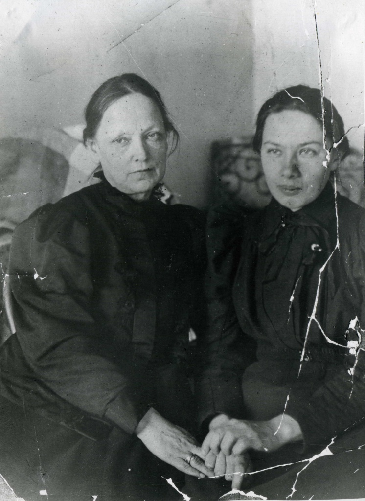 Е.В.ТИСТРОВА с дочерью Н.К. КРУПСКОЙ, ПЕТЕРБУРГ,1898 г.jpg
